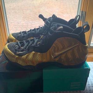 Gold metallic foam posits